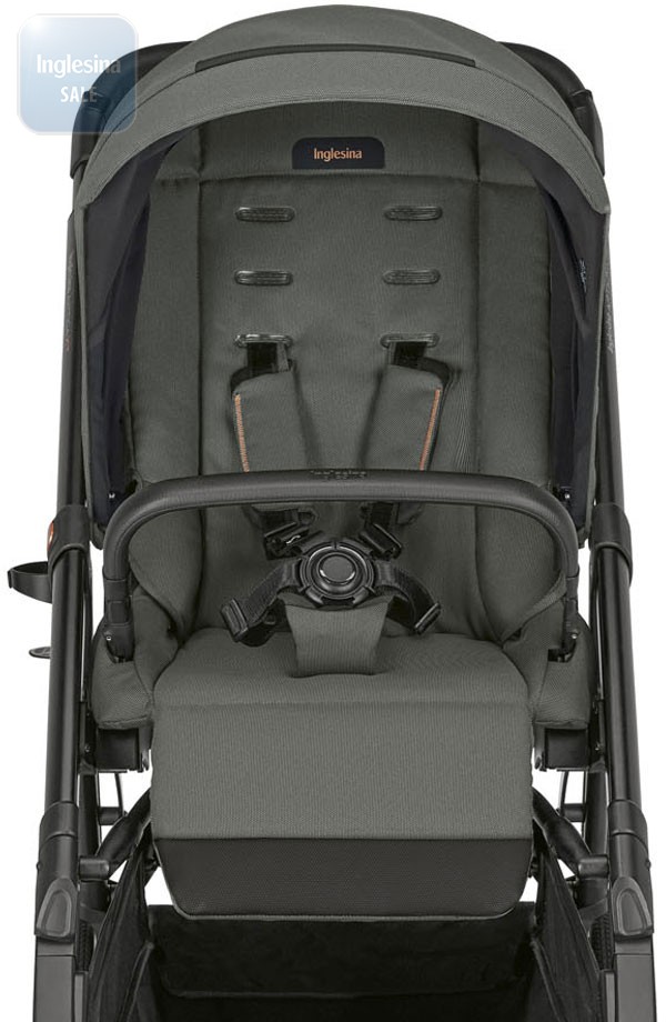 Коляска Inglesina Aptica XT имеет большое, широкое сиденье и мягкое сиденье с 5-ти точечными ремнями безопасности